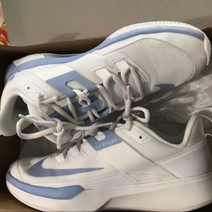 Nike Vapor Lite HC Women's Tennis Shoe - White / Aluminum
